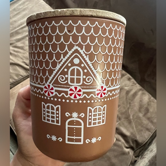 NEW Gala Group Holiday Gingerbread House 2-Wick Candle Pumpkin Spice Scent 15 oz - Picture 4 of 11